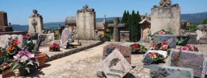 cimetiere avec fleurs et plaques