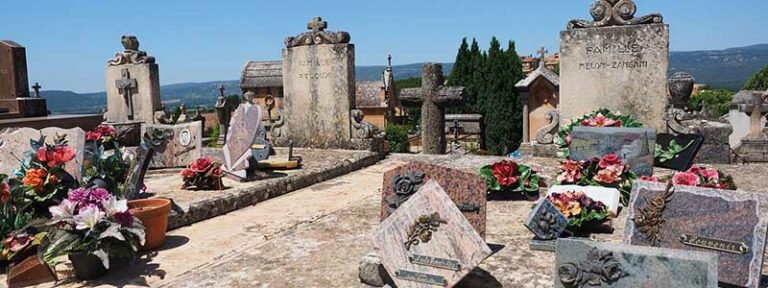 cimetiere avec fleurs et plaques