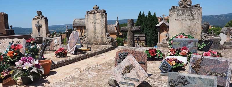 cimetiere avec fleurs et plaques