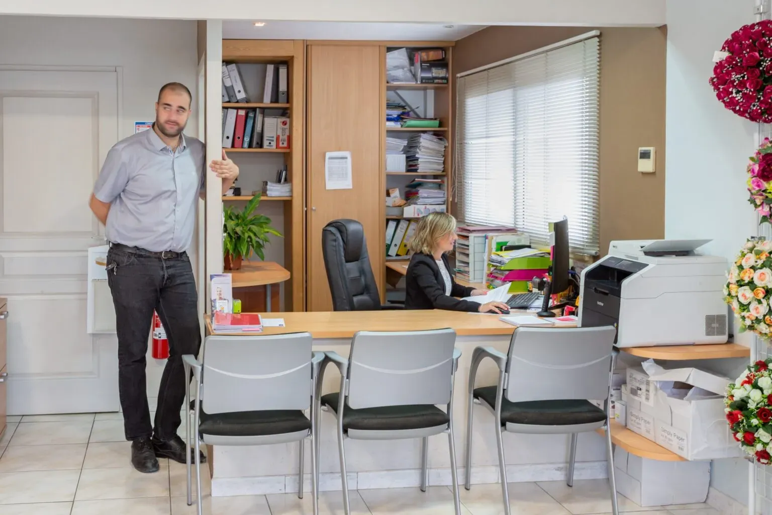 Bureau d'accueil de l'agence funéraire avec conseillers et espaces d'accueil des familles