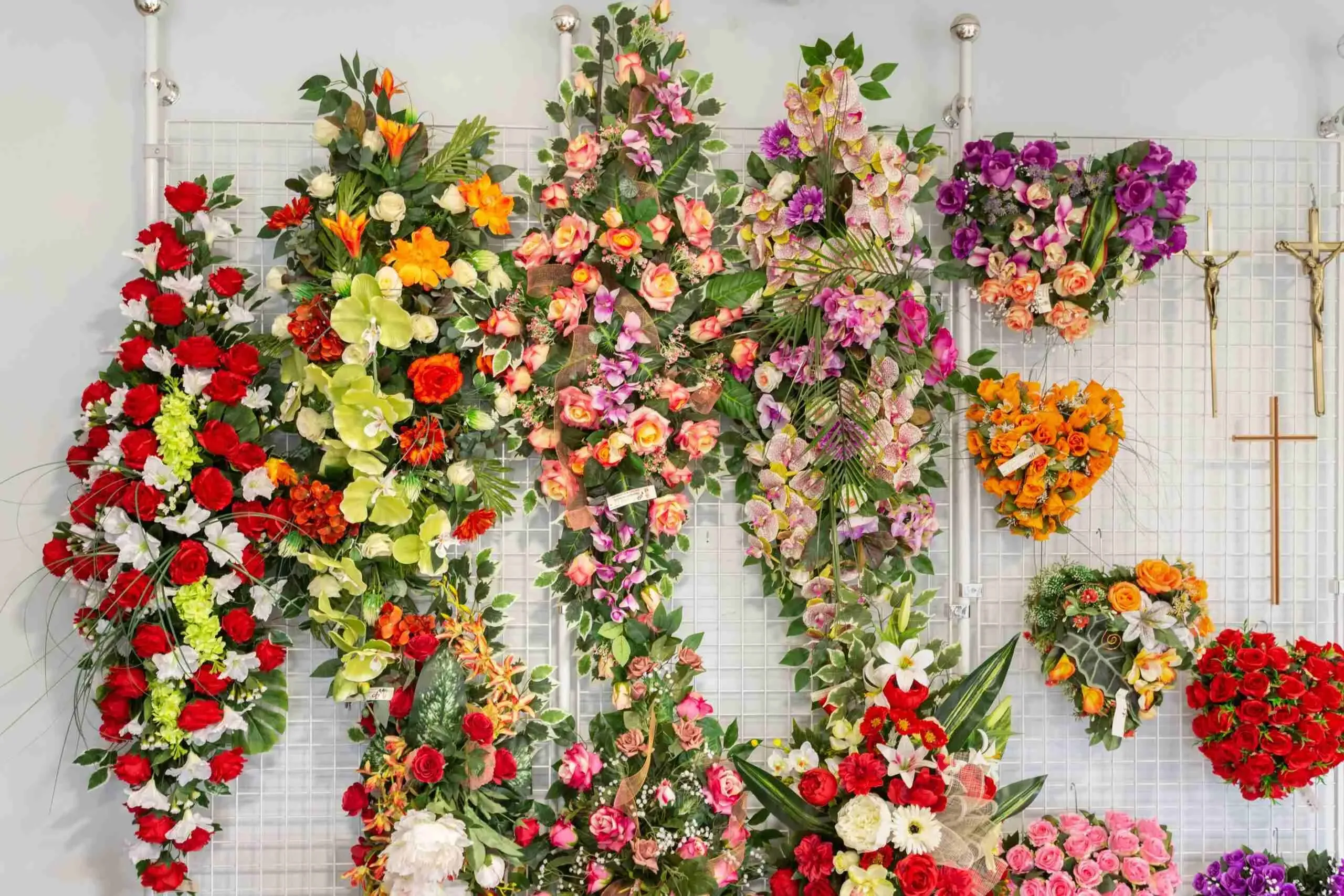 Présentation murale de raquettes et devants de tombe en fleurs artificielles