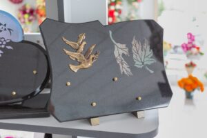 fleurs dans un vase dans un cimetiere