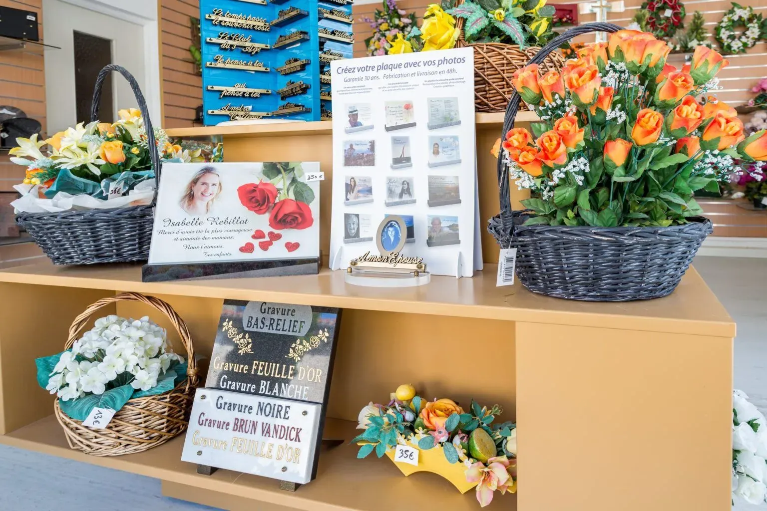 Présentoir de plaques personnalisées, échantillons de gravures et paniers de fleurs pour obsèques