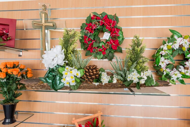 des bouquets de fleurs et une croix